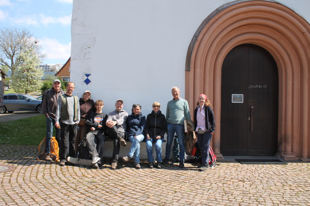 Klaus Wehner mit der Wandergruppe der Hochrhöner-Wandergruppe